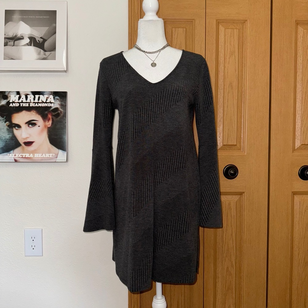 Everly Grey Ribbed Knit Bell Sleeve Mini Dress V-Neck Keyhole Back Sz Small Boho